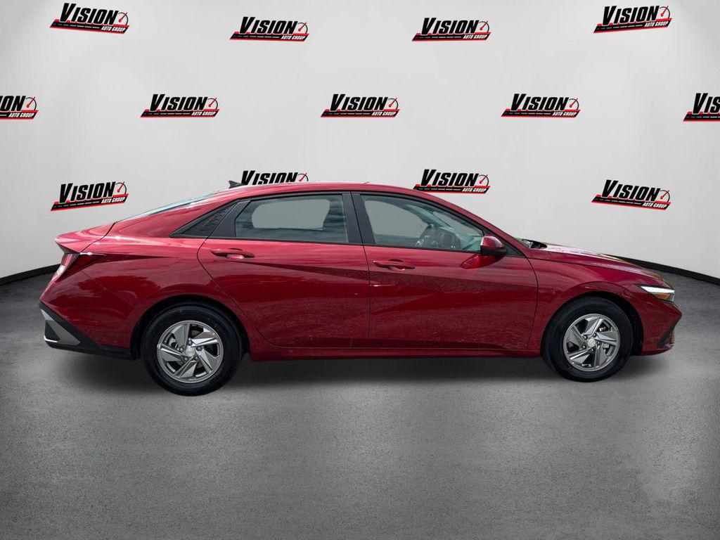 2025 Hyundai Elantra SE photo 4