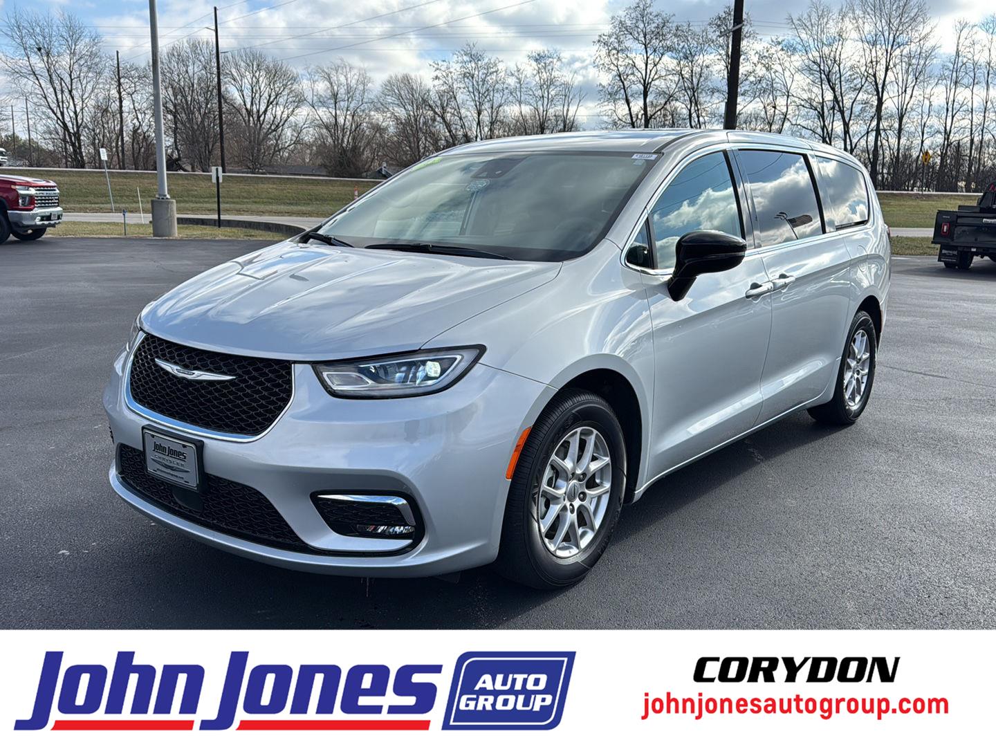 2024 Chrysler Pacifica Touring L's photo