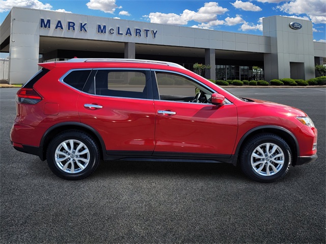 2017 Nissan Rogue SV photo 2