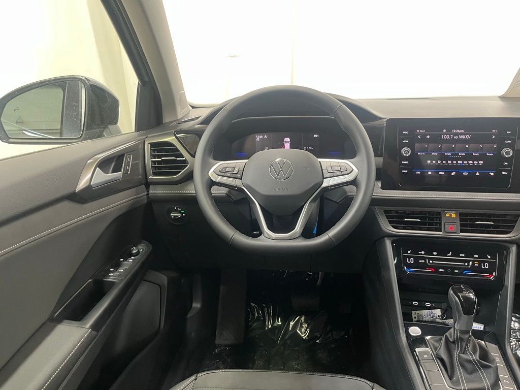 2025 Volkswagen Taos SE photo 17