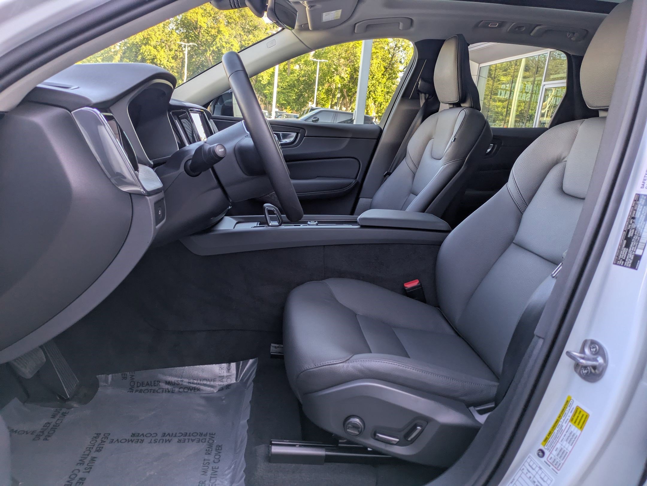 2025 Volvo XC60 Plus photo 25