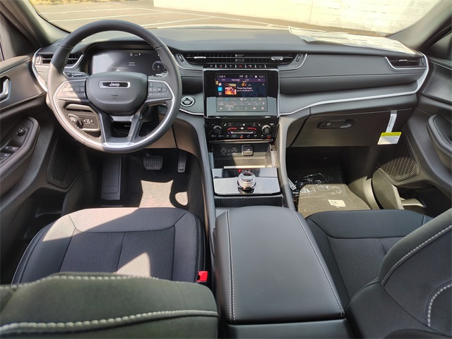 2025 Jeep Grand Cherokee Laredo photo 15