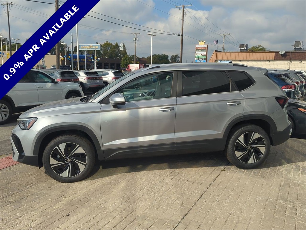 2025 Volkswagen Taos SE photo 3