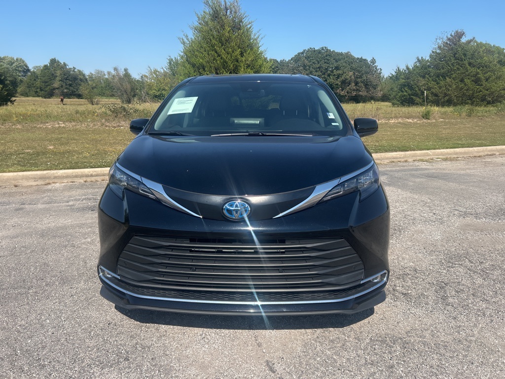 2024 Toyota Sienna XLE photo 2