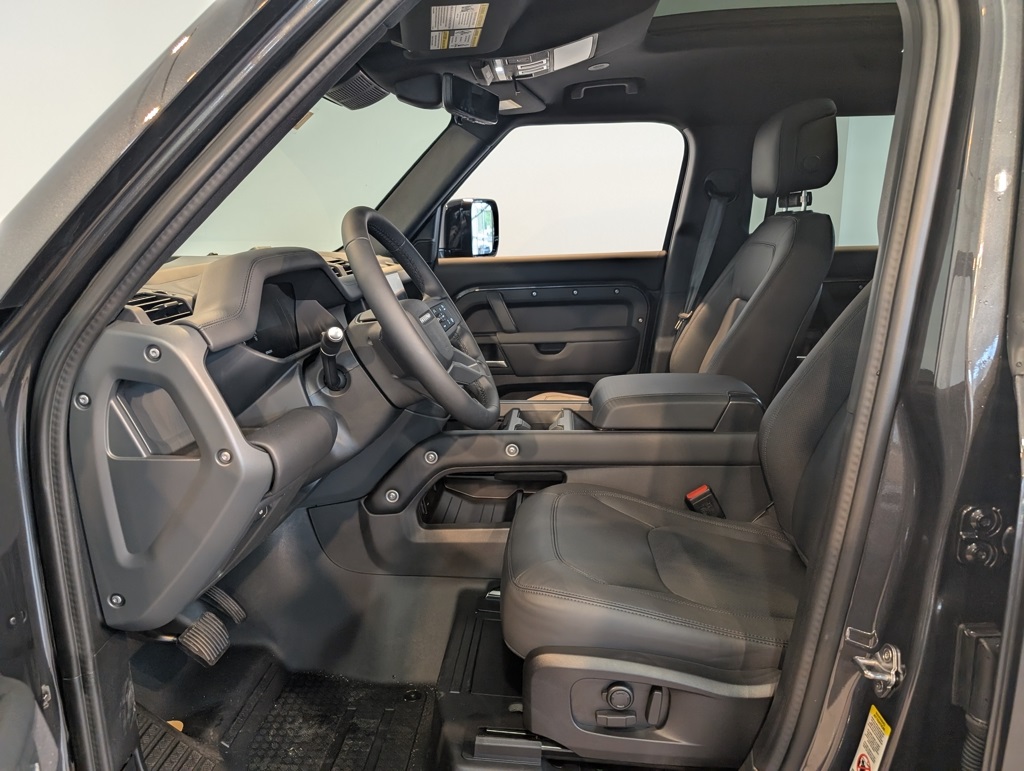2025 Land Rover Defender 110 X-Dynamic SE photo 10