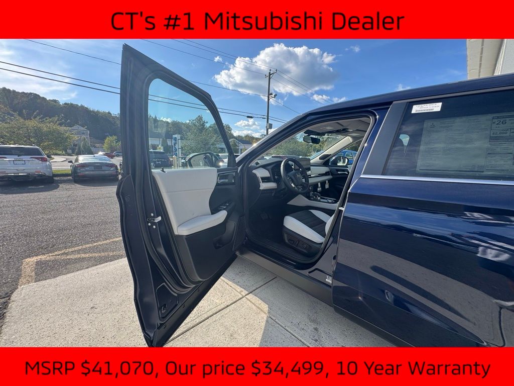 2025 Mitsubishi Outlander SE photo 4