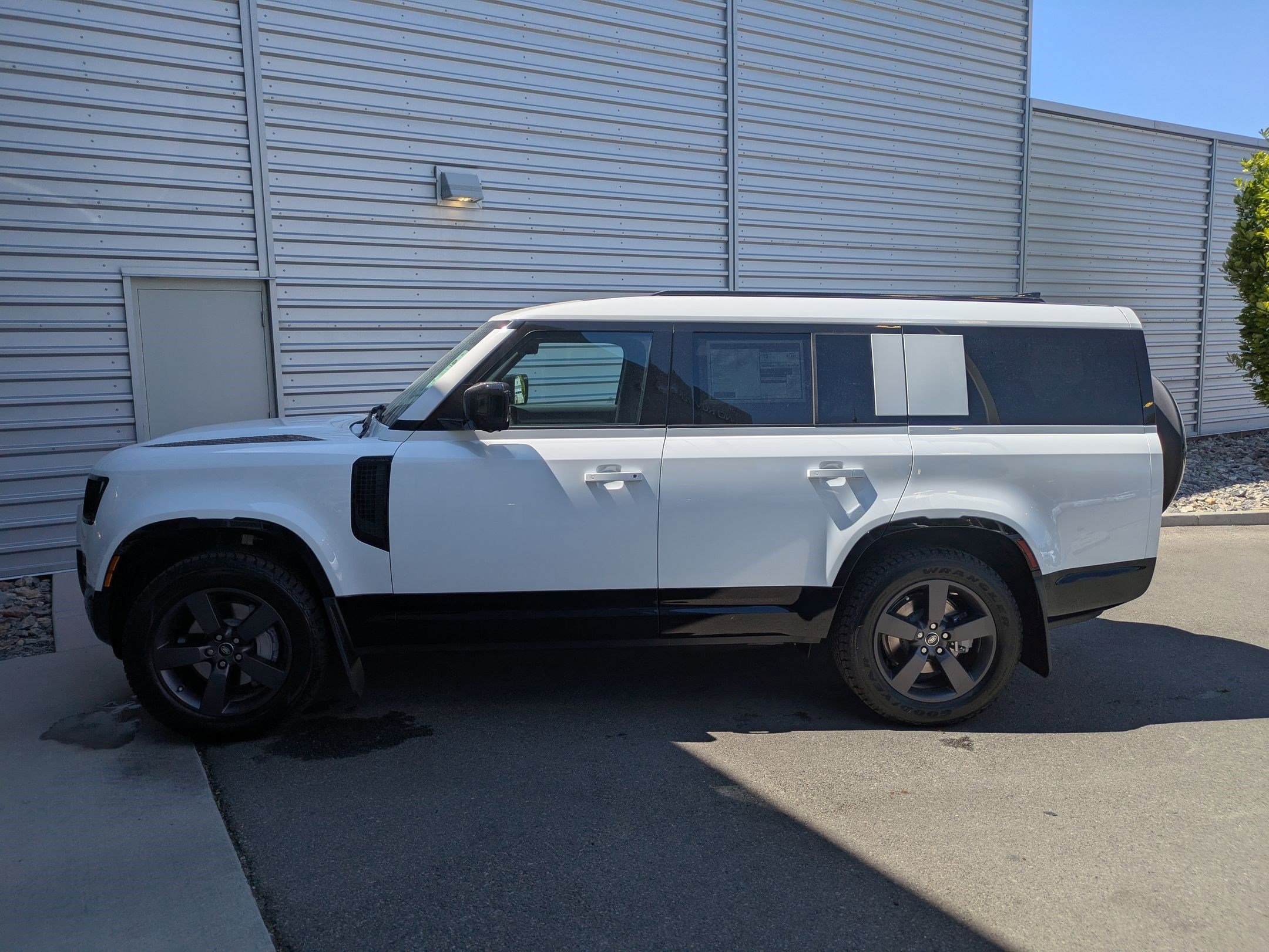 2025 Land Rover Defender 130 X-Dynamic SE photo 2
