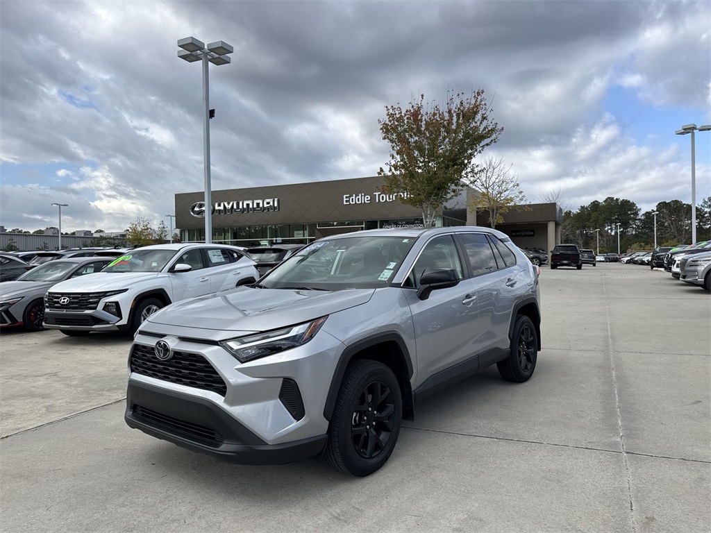 2024 Toyota RAV4 LE's photo
