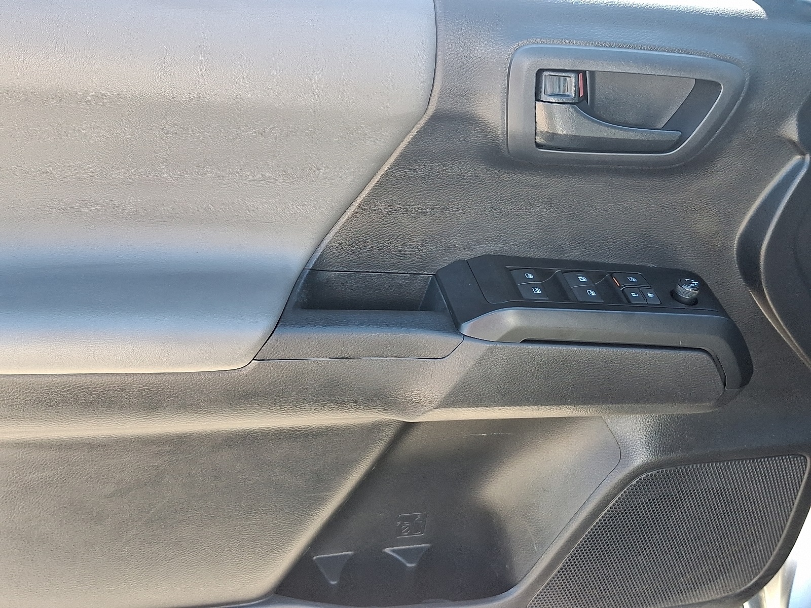 2022 Toyota Tacoma SR photo 12