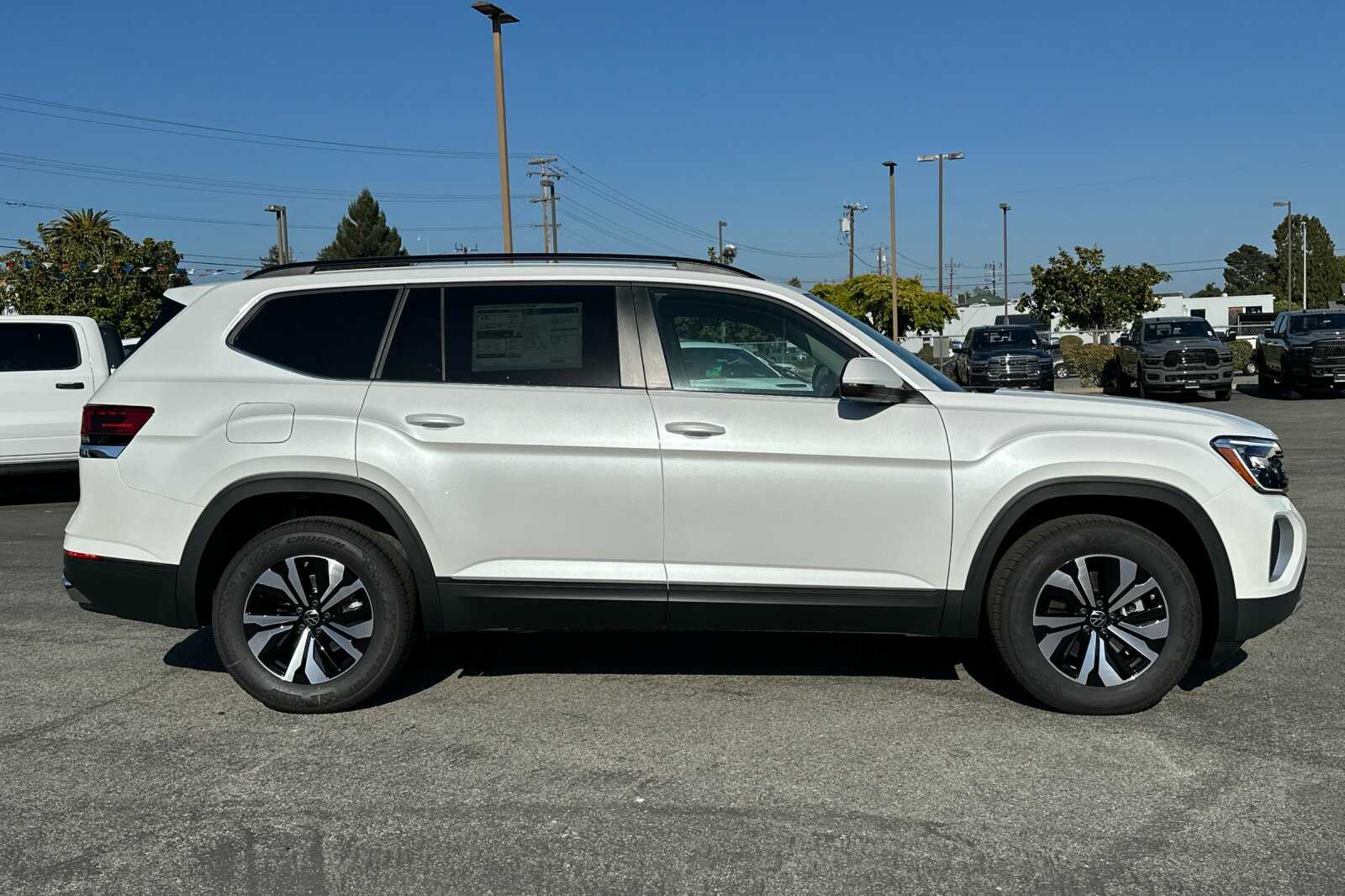 2026 Volkswagen Atlas SE photo 3