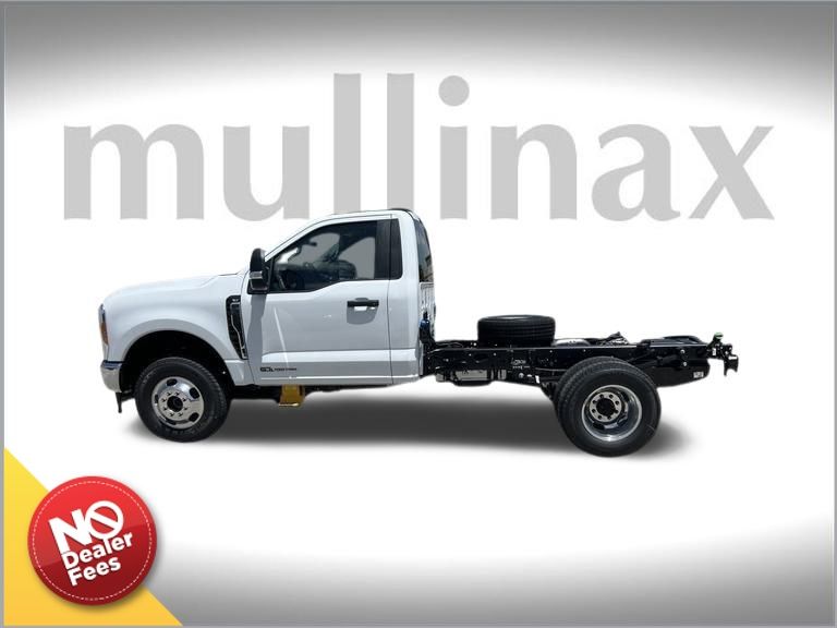 2023 Ford F-350 Lightning Platinum photo 2