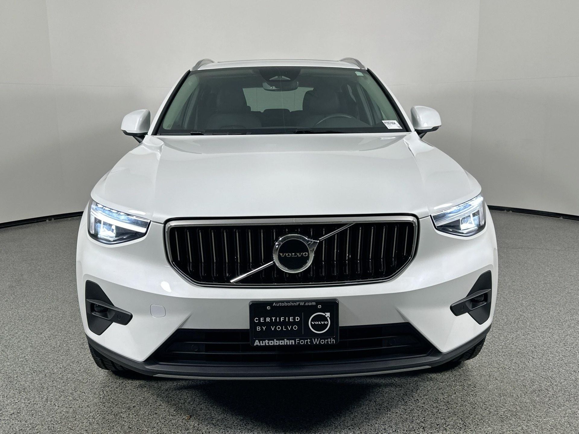 2023 Volvo XC40 Plus photo 2
