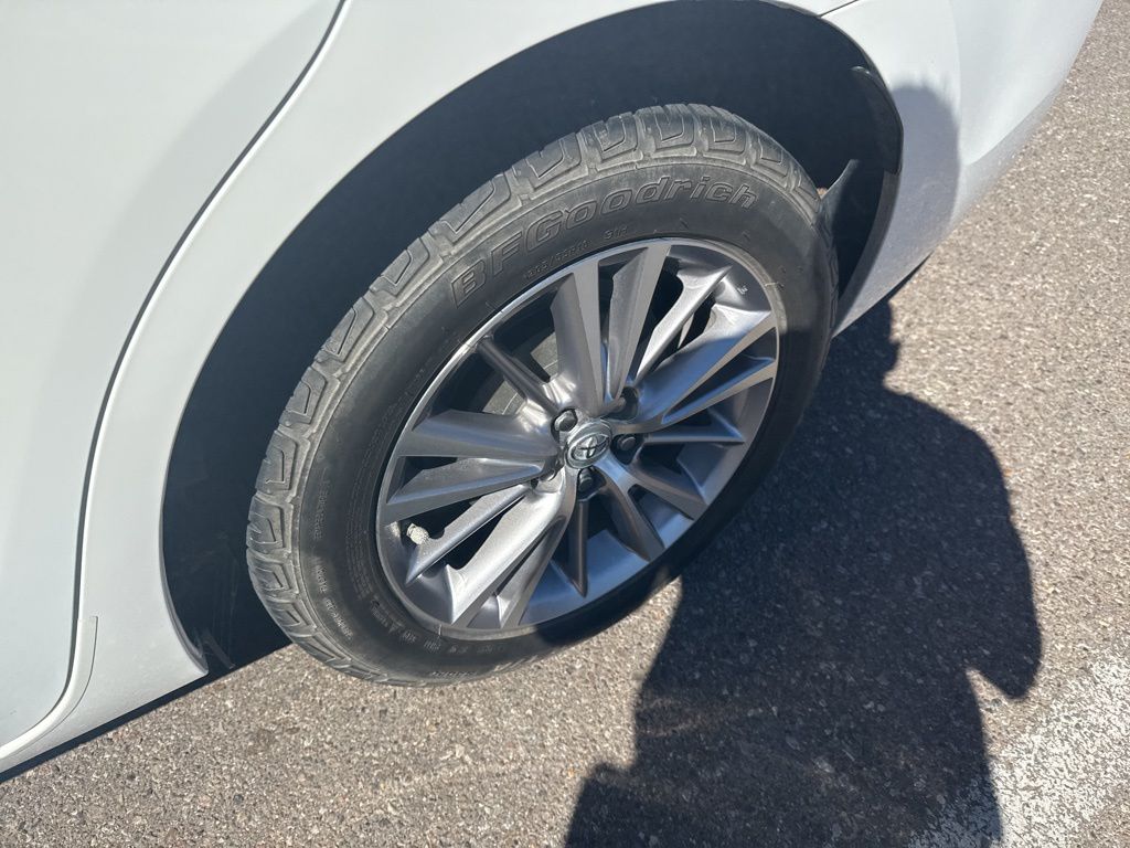 2015 Toyota Corolla LE photo 16