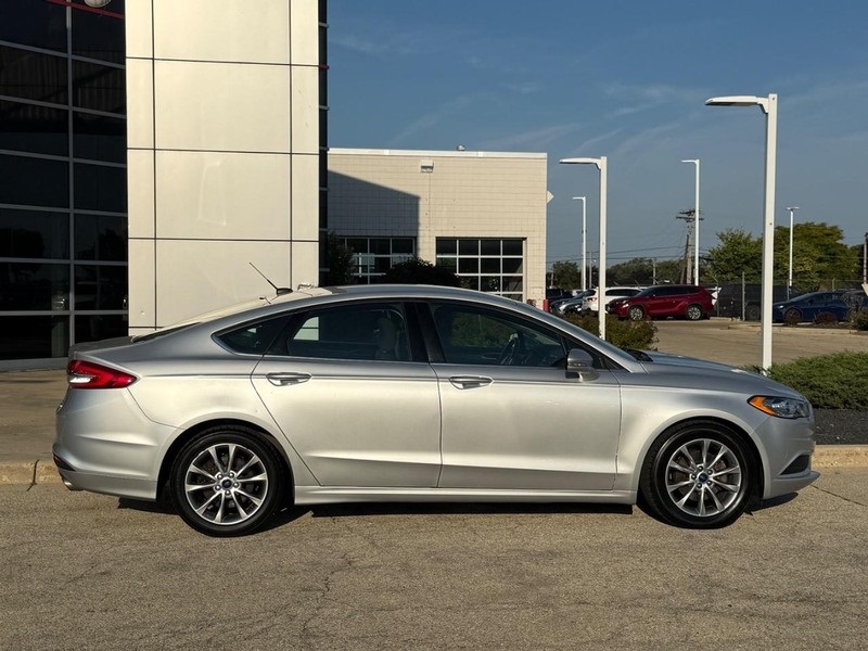 2017 Ford Fusion SE photo 2