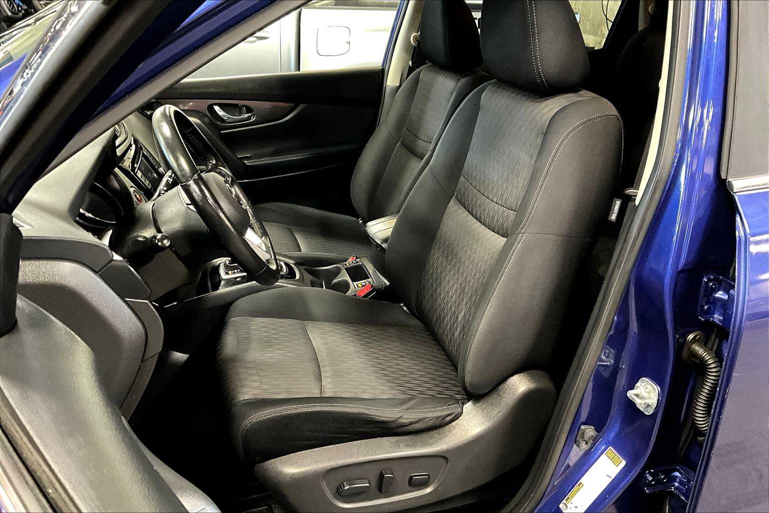 2019 Nissan Rogue SV photo 8