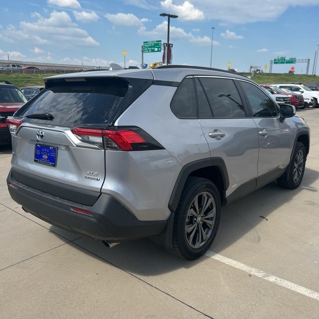 2023 Toyota RAV4 Hybrid XLE Premium photo 4
