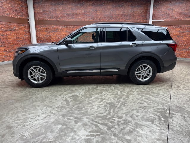 2025 Ford Explorer photo 2