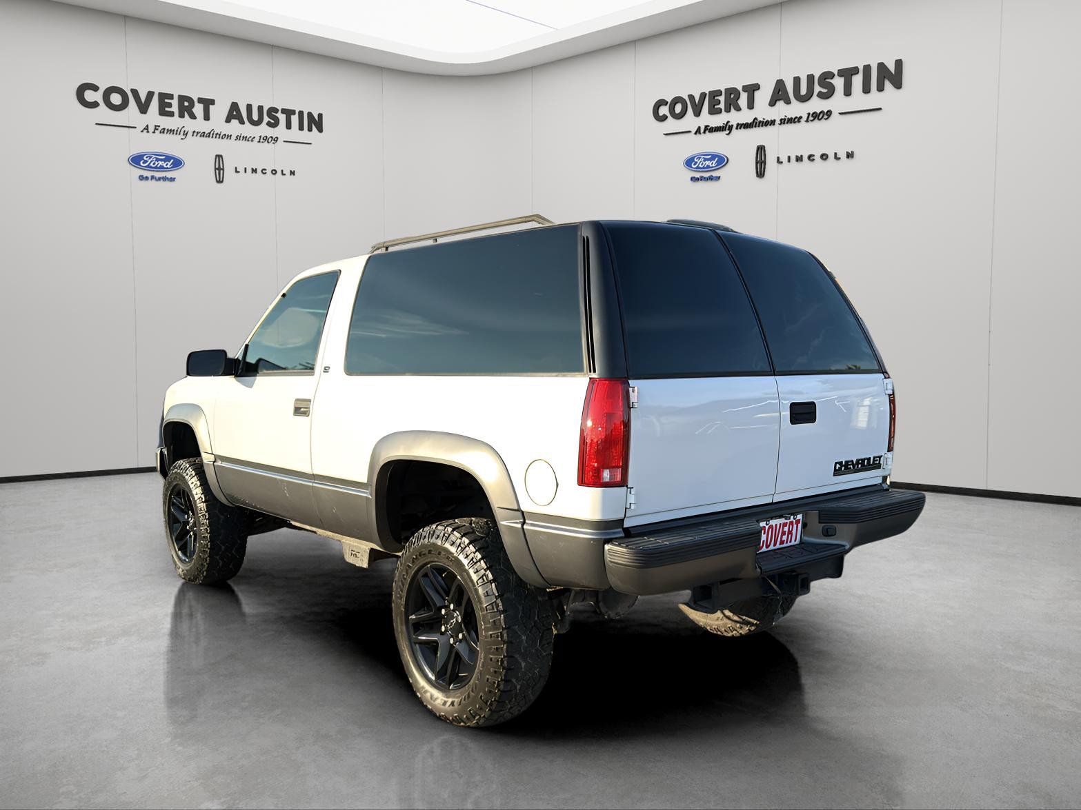 1999 Chevrolet Tahoe Base photo 2