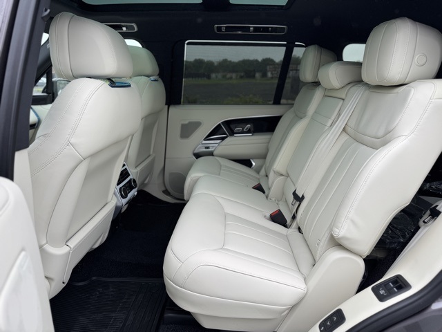 2025 Land Rover Range Rover SE photo 9