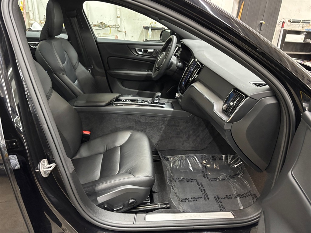 2023 Volvo S60 B5 Plus Black Edition photo 19