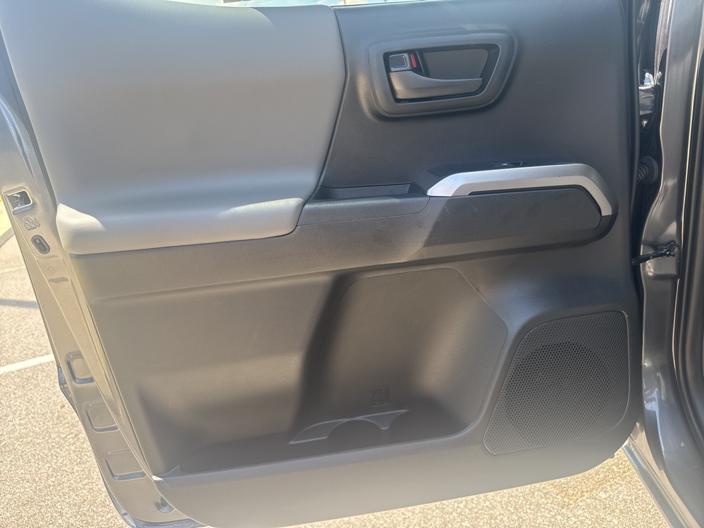 2022 Toyota Tacoma SR5 photo 21