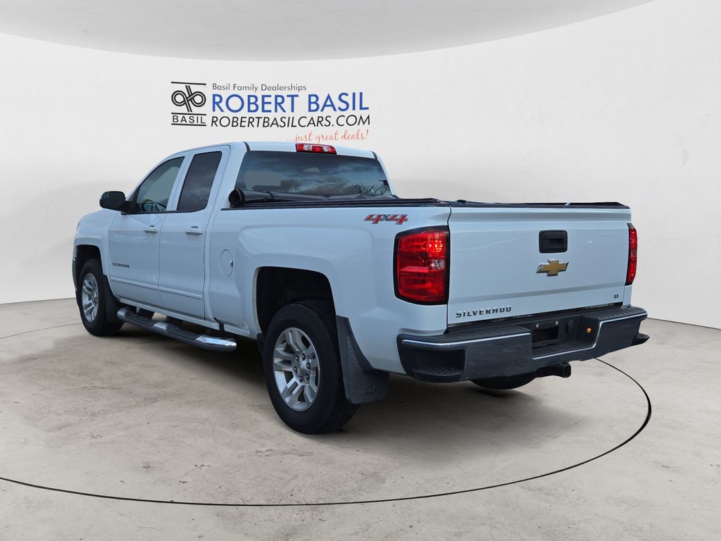 2017 Chevrolet Silverado 1500 LT photo 3