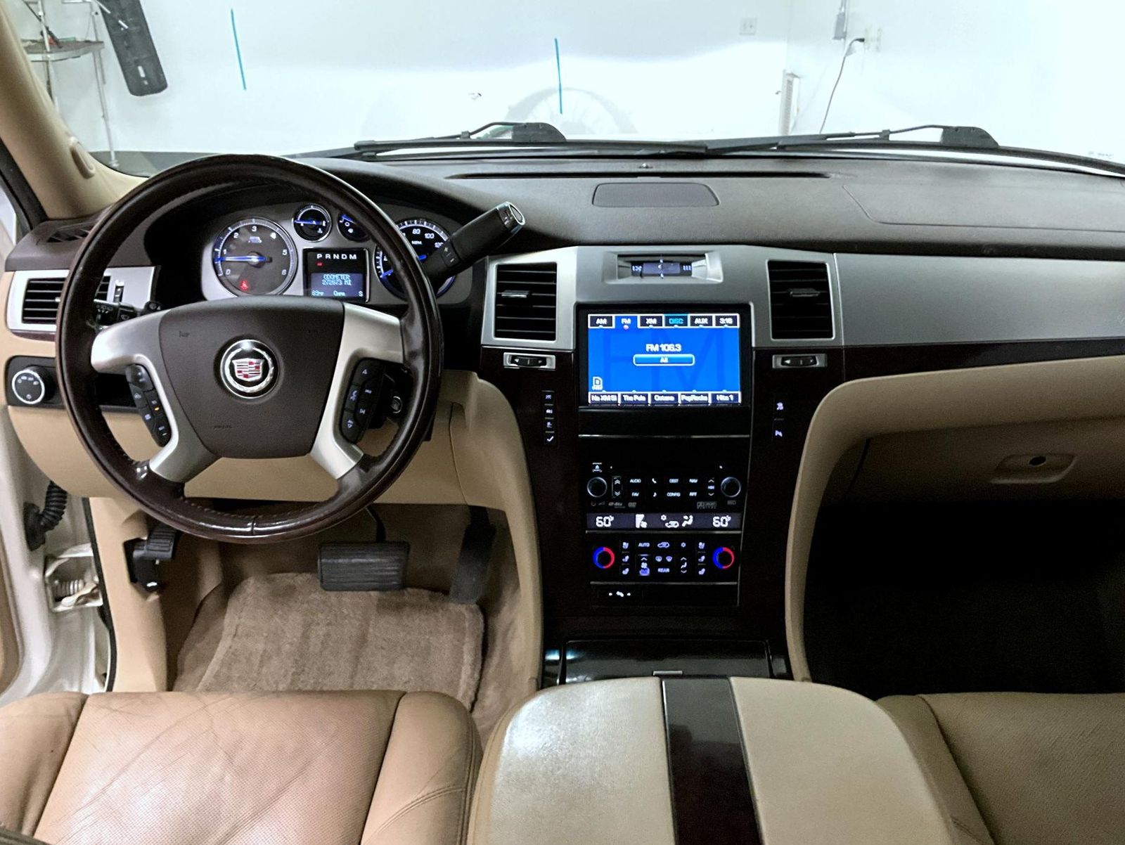 2011 Cadillac Escalade ESV Luxury photo 12