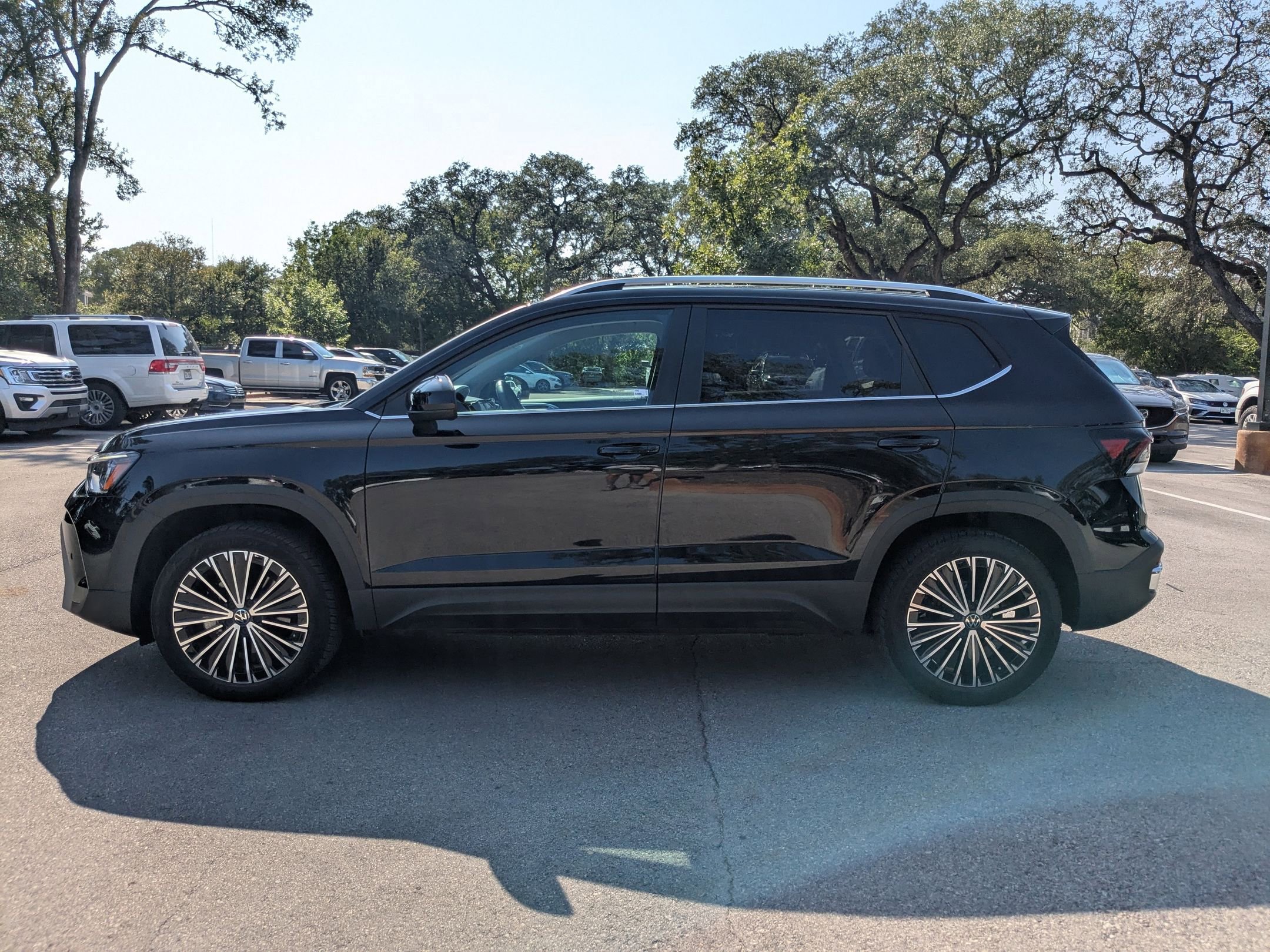 2025 Volkswagen Taos SE photo 3