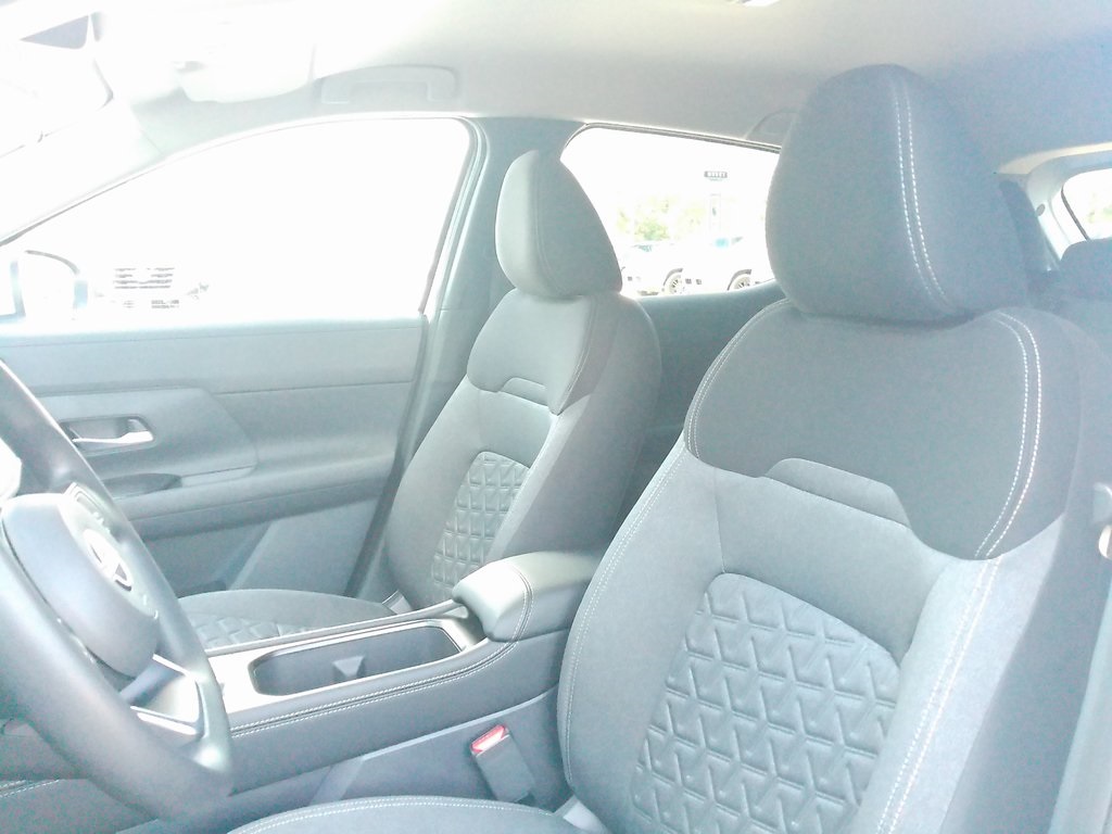 2025 Nissan Kicks SV photo 8