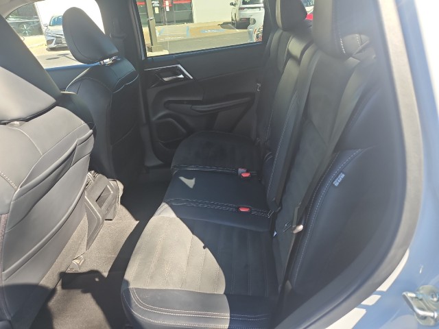 Used 2022 White Diamond Mitsubishi SE image 11