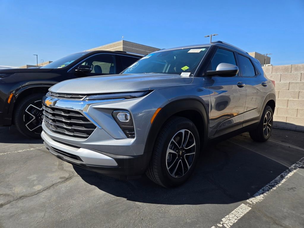 2024 Chevrolet Trailblazer LT photo 2