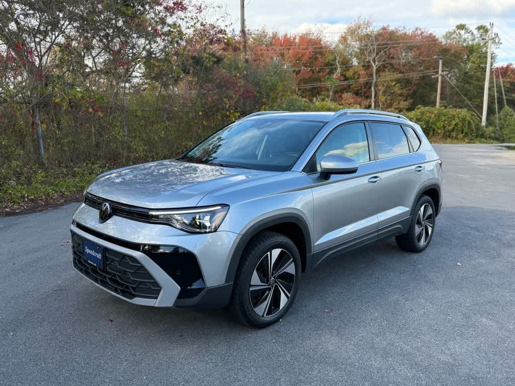 2025 Volkswagen Taos SE photo 3