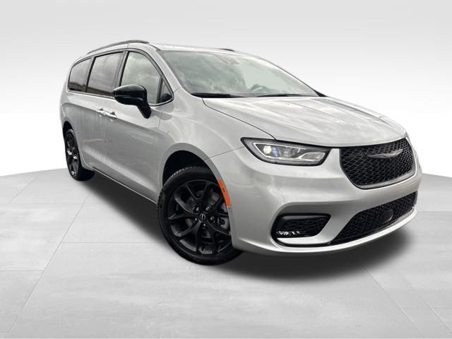 2026 Chrysler Pacifica Limited's photo