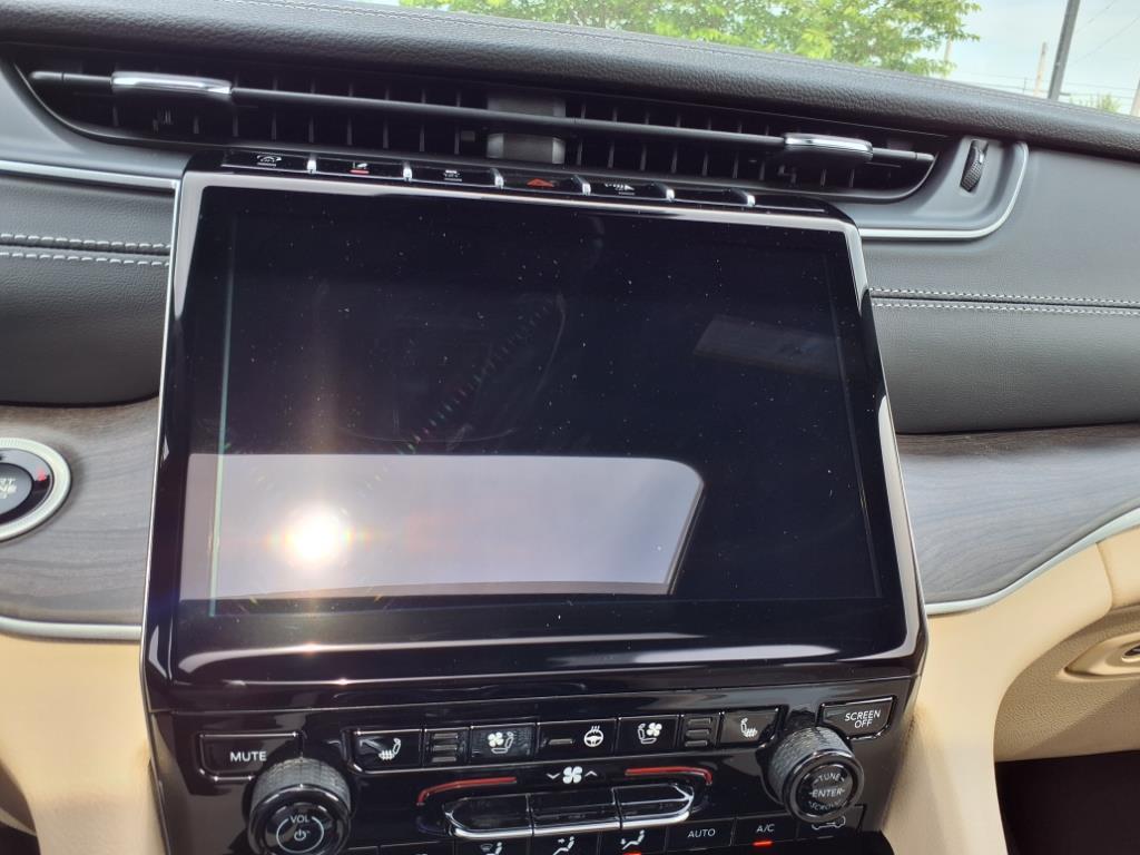 2025 Jeep Grand Cherokee Limited photo 3
