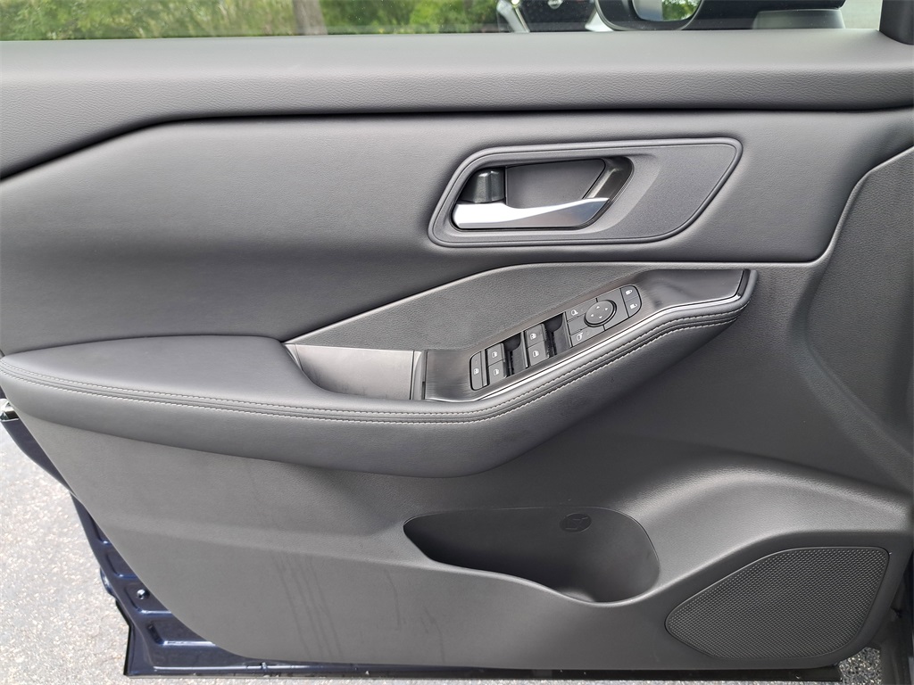 2026 Nissan Rogue SV photo 21