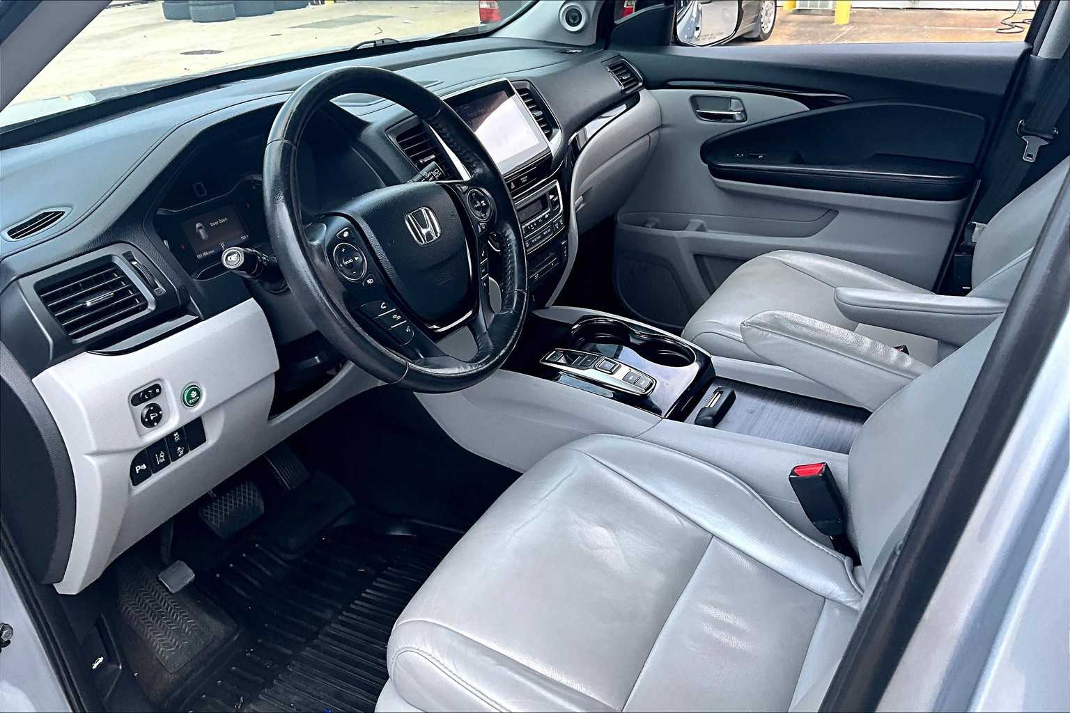 2018 Honda Pilot Touring photo 17