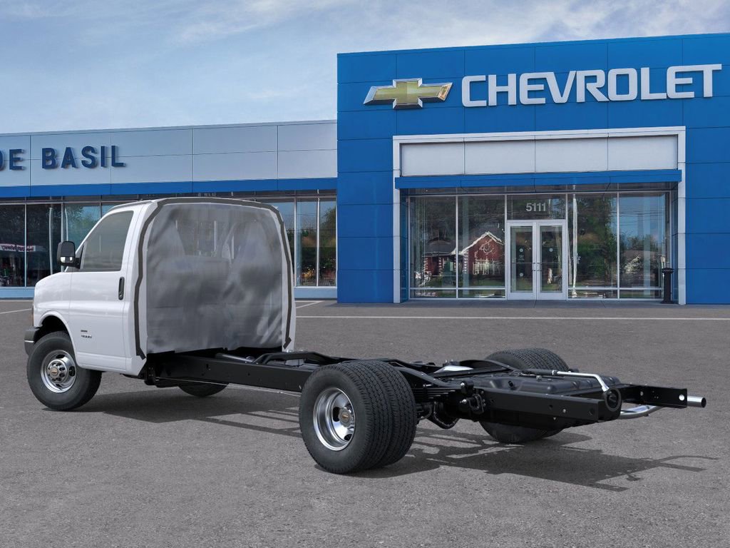 2025 Chevrolet Express Cutaway Base photo 2