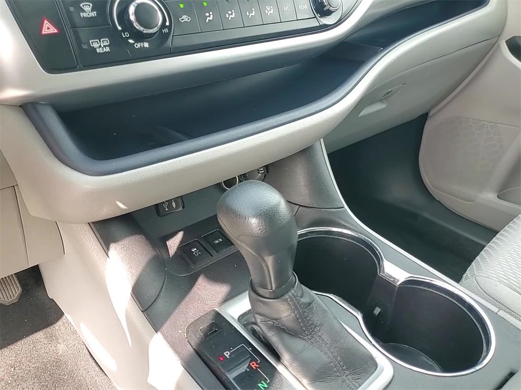 2015 Toyota Highlander LE photo 24