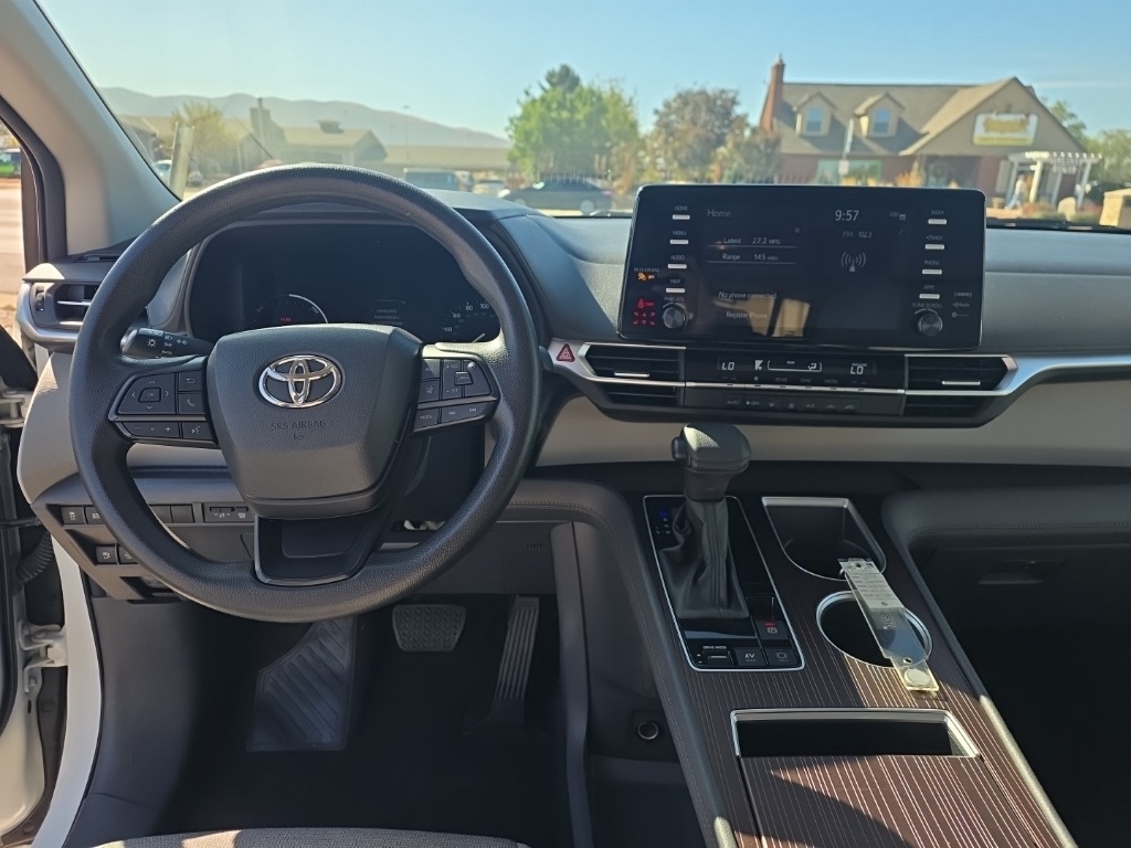 2023 Toyota Sienna LE photo 13