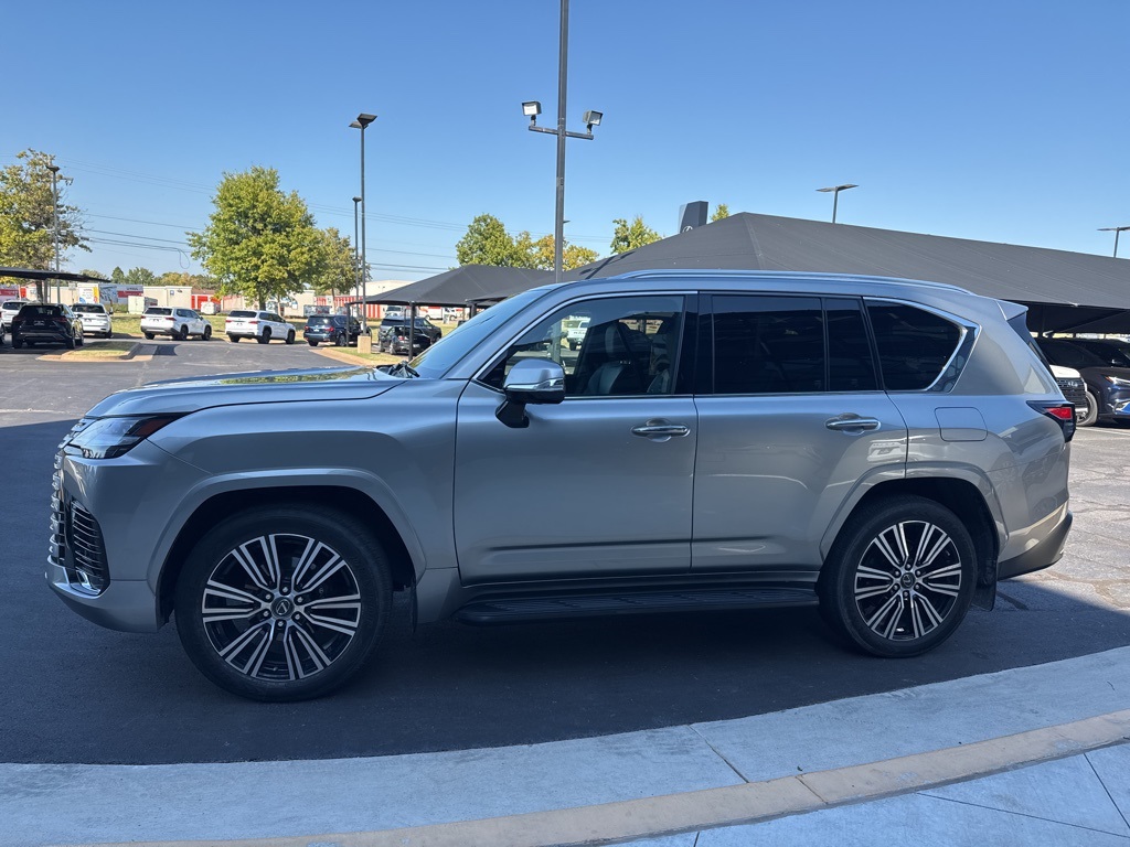 2023 Lexus LX Luxury's photo