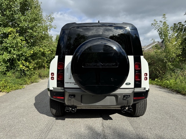2023 Land Rover Defender 110 X-Dynamic SE photo 9