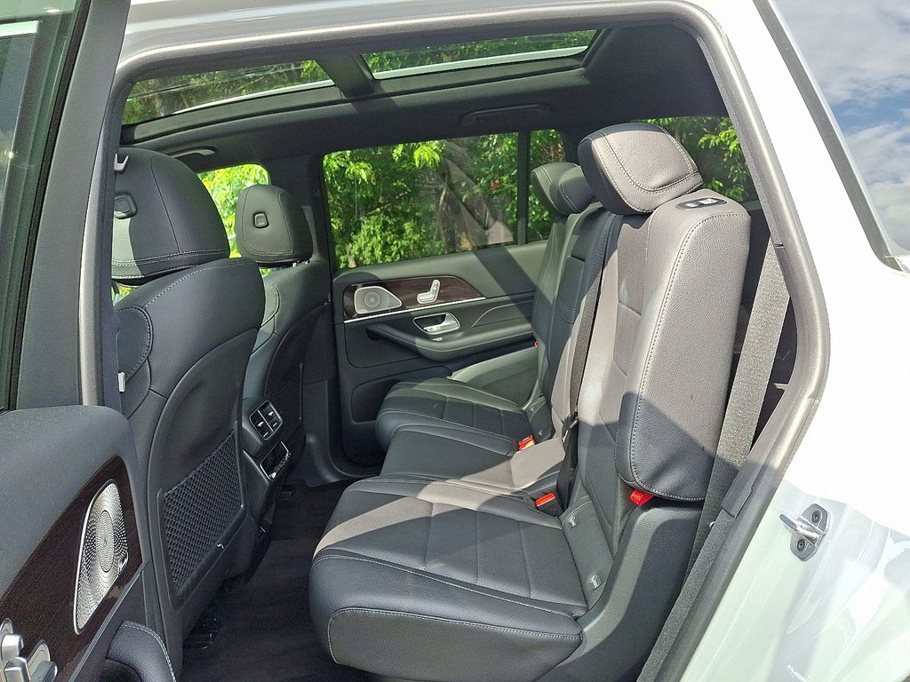 2025 Mercedes Benz GLS 450 4MATIC photo 9