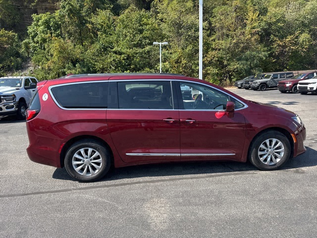 2017 Chrysler Pacifica Touring L photo 2
