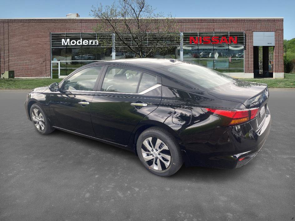 2025 Nissan Altima S photo 2