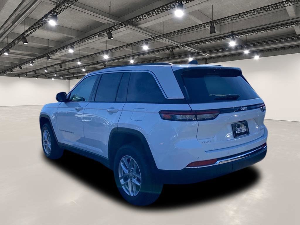 2025 Jeep Grand Cherokee Laredo photo 2