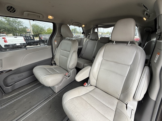 2019 Toyota Sienna XLE photo 22
