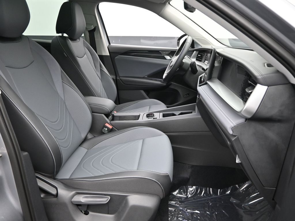 2025 Volkswagen Tiguan SE photo 4