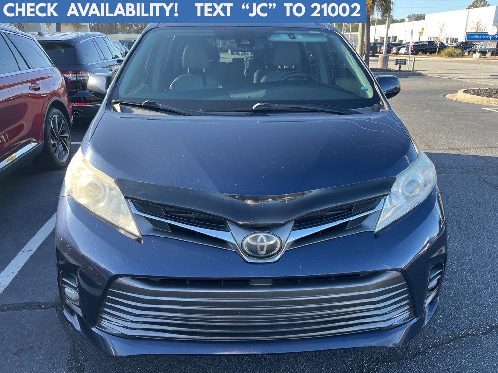 2018 Toyota Sienna XLE Premium's photo