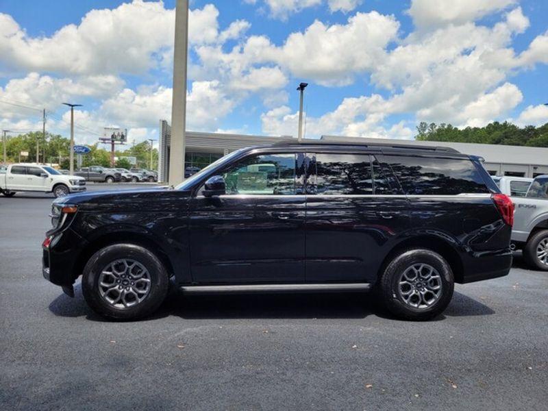 2025 Ford Expedition photo 2