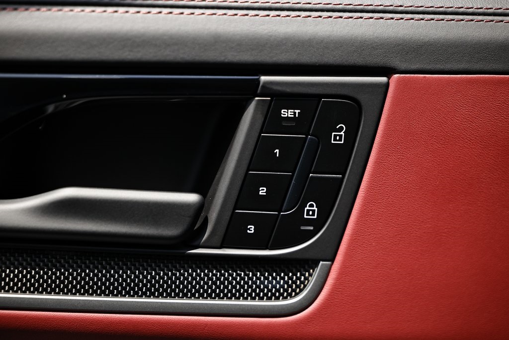 2025 Porsche Cayenne Turbo E-Hybrid photo 20